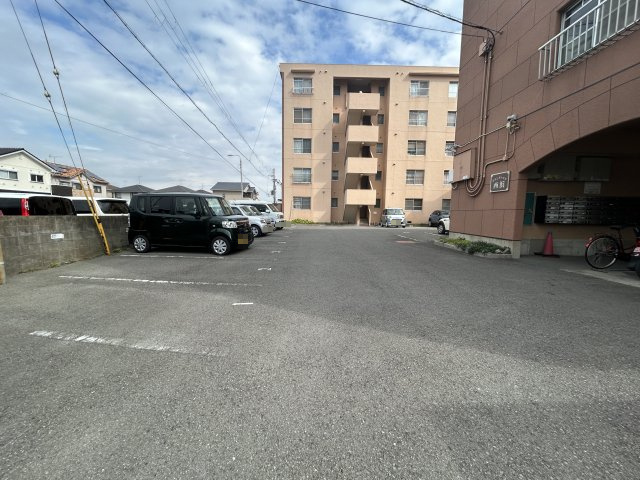 グランドハイツ西浜の駐車場
