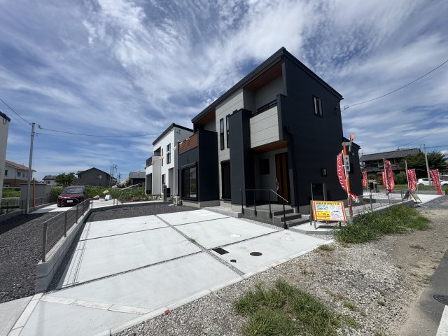 新築　前橋市後家町　2号棟の駐車場|現地写真　駐車スペースは建物南側に並列2台分可能です！