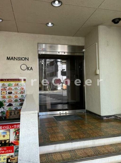 マンション岡のエントランス