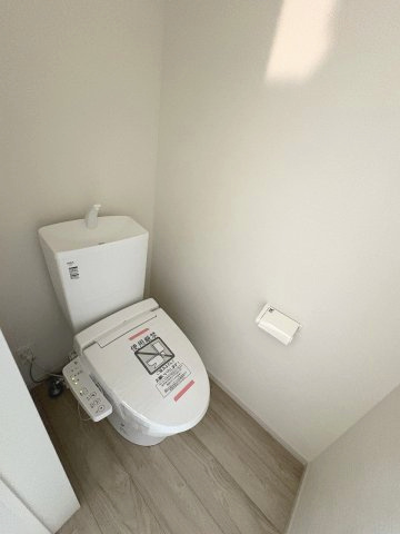 【トイレ】 | 福岡市東区八田3丁目2期　1号棟（全4棟）【仲介手数料無料・0円】 | 現地写真。1階のトイレです。