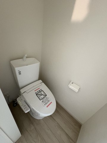 【トイレ】 | 福岡市東区八田3丁目2期　1号棟（全4棟）【仲介手数料無料・0円】 | 現地写真。2階にもトイレです。