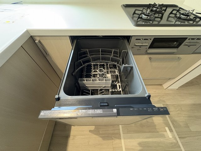 【キッチン】 | 福岡市東区八田3丁目2期　1号棟（全4棟）【仲介手数料無料・0円】 | 現地写真。食洗器が付いてます。