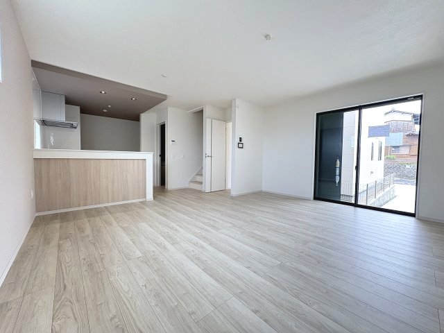 【居間・リビング】 | 福岡市東区八田3丁目2期　1号棟（全4棟）【仲介手数料無料・0円】 | 現地写真。リビングです。