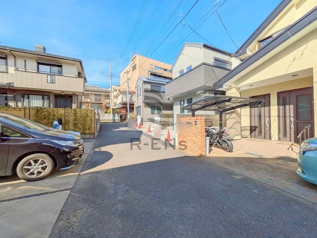 【前面道路含む現地写真】 | 西東京市南町５丁目　新築戸建て　A号棟 | 落ち着いた低層住宅街の一角、穏やかな街並みが広がります