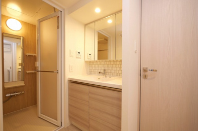 【独立洗面台】 | ザ・パークハビオ都島テラス | 独立洗面台、朝の身支度には欠かせません