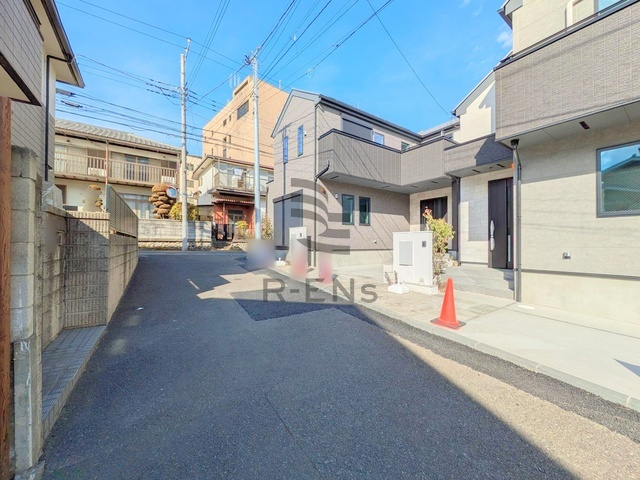 【前面道路含む現地写真】 | 西東京市南町５丁目　新築戸建て　B号棟 | 落ち着いた低層住宅街の一角、穏やかな街並みが広がります