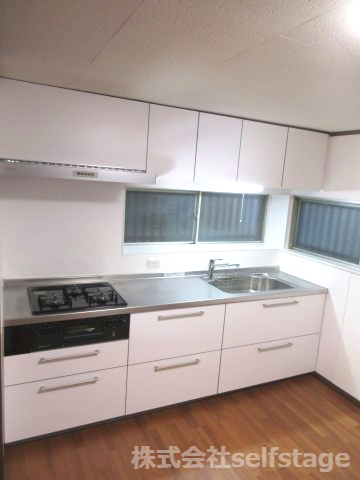 新宿区山吹町の一戸建てのキッチン|３口ガスコンロシステムキッチン