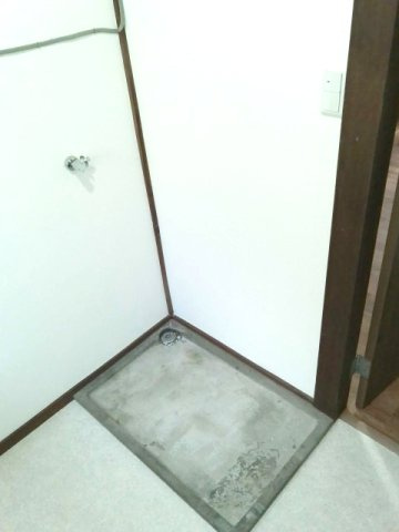 新宿区山吹町の一戸建ての洗面所|室内洗濯機置場