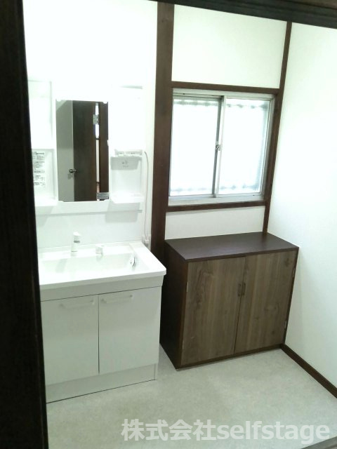 新宿区山吹町の一戸建ての洗面所