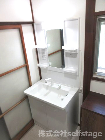 新宿区山吹町の一戸建ての洗面所|洗髪洗面化粧台あり