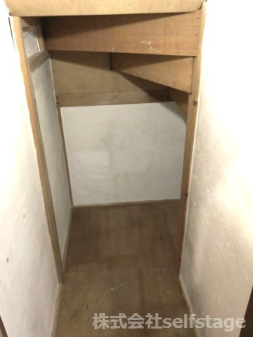 新宿区山吹町の一戸建ての収納|階段下収納あり