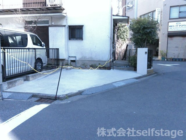 新宿区山吹町の一戸建ての駐車場|敷地内駐車場※要現地サイズ確認ください（大型車は駐車できません）