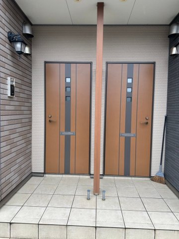 宮崎市日向市江良町 １棟青パートの玄関