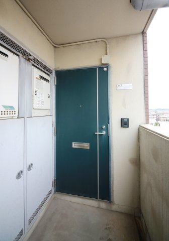 青山ビルの玄関