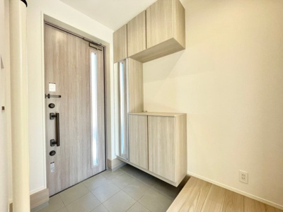 【玄関】 | 潮来市日の出5丁目1号棟 | ご見学はお気軽に0476-37-3888までお問合せ下さい！