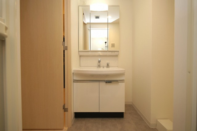 【独立洗面台】 | コンフォリア・リヴ谷町九丁目ソルテラス | 独立洗面台あり、毎朝おしゃれに忙しい女性の方におすすめです