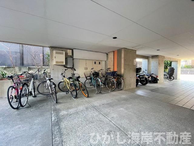 オクトピア緑が浜の駐車場|敷地内バイク置場