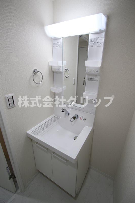 b'CASA Yokohamaの独立洗面台