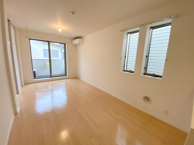 ライトビレッジの洋室|★明るいフローリングのお部屋です★