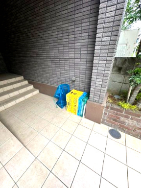 グランシュール四谷のエントランス