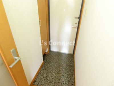 【玄関】 | しゃとれ小松島 | 背の高い下駄箱で靴も収納できます。