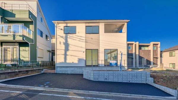 横浜市青葉区さつきが丘の新築一戸建の外観|堂々と完成しました！いつでもご案内可能です！
お車でご自宅まで送迎承ります。