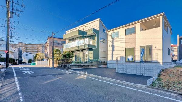 横浜市青葉区さつきが丘の新築一戸建の前面道路含む現地写真|周辺は落ち着いた街並みになります。
子育てにはぴったりの住環境♪