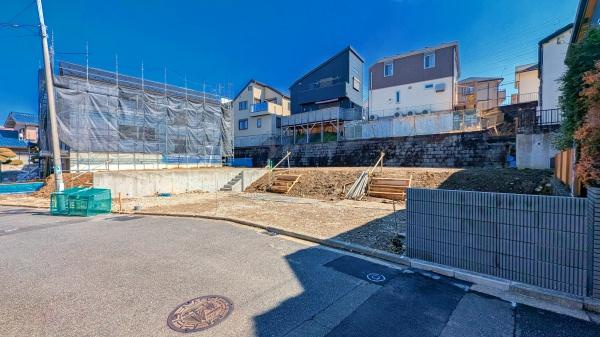 横浜市南区永田東２丁目の売地の前面道路含む現地写真|前面道路が広いので、安心して駐車可能です！