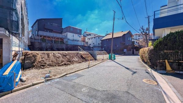 横浜市南区永田東２丁目の売地の前面道路含む現地写真|車通りが少ない為、小さなお子様にも安心です。
是非一度、現地へ起こしください。

