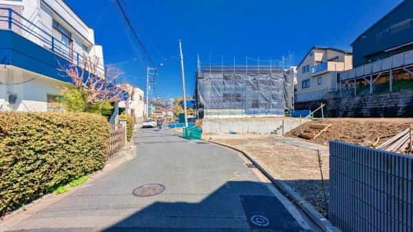 横浜市南区永田東２丁目の売地の前面道路含む現地写真|前面道路が広いので、安心して駐車可能です！