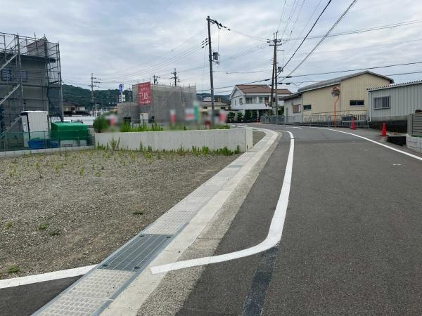 岩出市西安上分譲地(9号地の内容)の前面道路含む現地写真