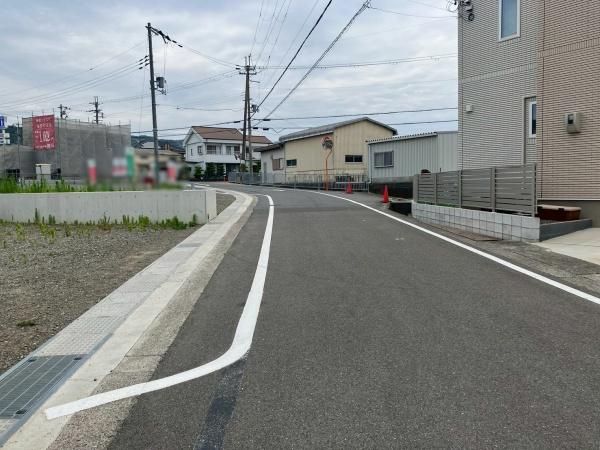 岩出市西安上分譲地(9号地の内容)の前面道路含む現地写真