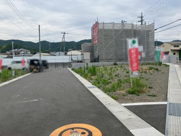 岩出市西安上分譲地(9号地の内容)の前面道路含む現地写真