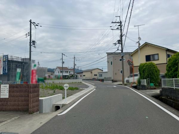 岩出市西安上分譲地(9号地の内容)の前面道路含む現地写真
