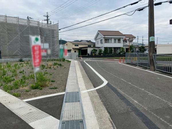 岩出市西安上分譲地(9号地の内容)の前面道路含む現地写真