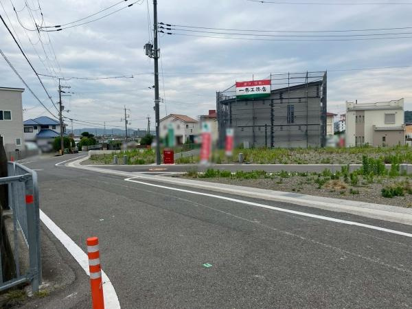 岩出市西安上分譲地(9号地の内容)の前面道路含む現地写真