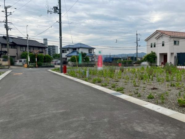 岩出市西安上分譲地(9号地の内容)の前面道路含む現地写真
