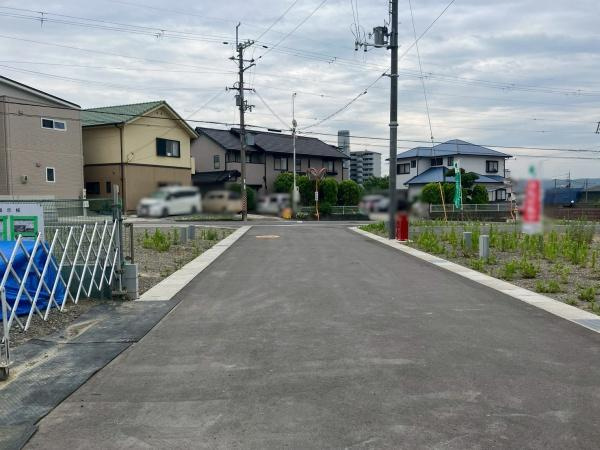 岩出市西安上分譲地(9号地の内容)の前面道路含む現地写真