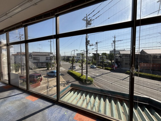 シルクビルの展望|道路側全面ガラス張りの為眺望良好です