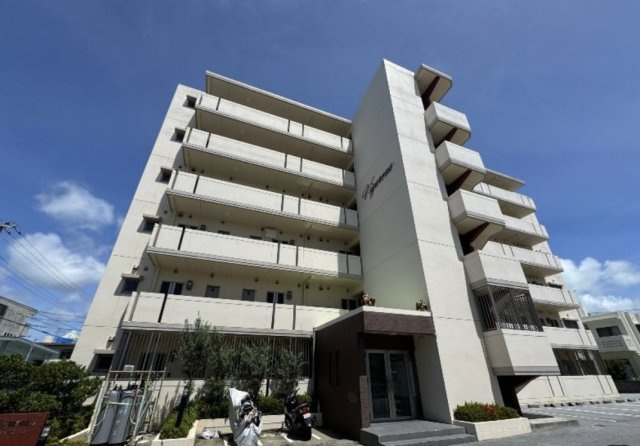 沖縄市泡瀬３丁目の賃貸マンションの外観