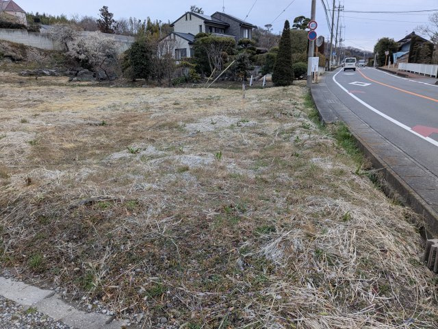 売土地　吉井町岩崎の外観|道路沿いに広がる解放的な敷地！見通しが良く車の出入りもスムーズで、多彩な用途に活用できます。