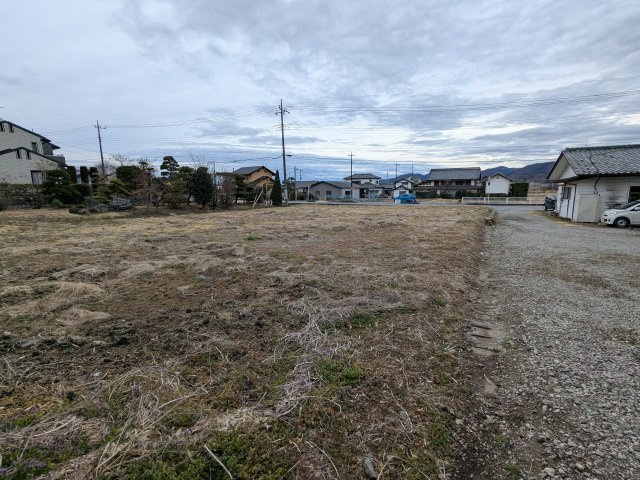 売土地　吉井町岩崎の外観|青空と緑に囲まれた開放感あふれる広々敷地。周辺は静かな住宅街で、のびのびとした新生活を育めます。