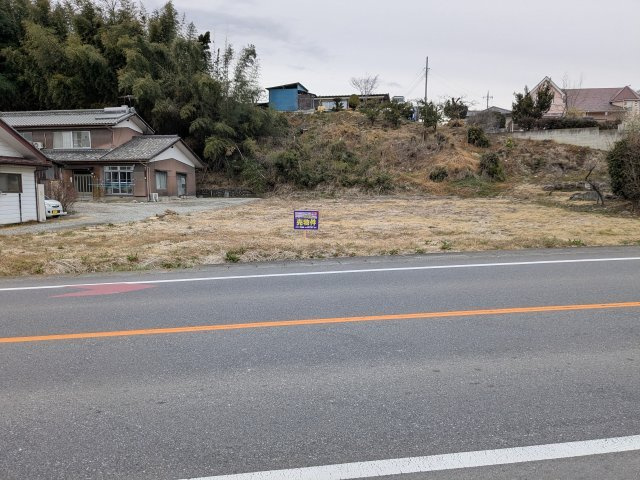 売土地　吉井町岩崎の外観|道路に面した視認性の高い立地！約220坪のゆとりある売土地。建築条件なしで自由なプランが実現可能。