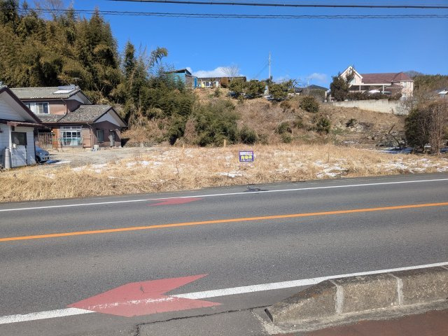 売土地　吉井町岩崎の周辺|前面道路が広くお車の出し入れもスムーズ！見通しの良い開放的な環境で、多彩なプランに対応可能です。