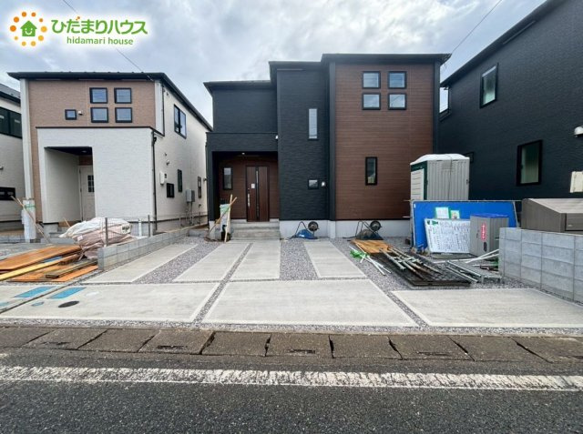 深谷市東方町　新築一戸建て　グラファーレ　02の駐車場|駐車場並列3台可能！
来客時にも安心なゆとりのあるスペースです。