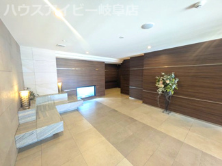 【エントランス】 | モアグレース岐阜加納10階角部屋！JR岐阜駅9分！築5年！日当り・眺望良好♪24時間ゴミ出しOK！ | モアグレース岐阜加納10階部分角部屋！JR岐阜駅まで徒歩9分！築5年！日当り・眺望良好♪24時間ゴミ出しOK！