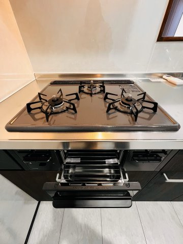 INFINITYのキッチン|グリル付きの3口コンロです。