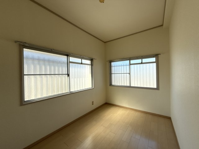 ロイヤルコーポ姫路の洋室