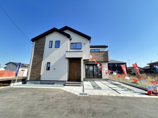 【外観】 | 忙しく過ぎゆく日常を置き去るほど、ゆったりした時間が流れる住環境♪♪『快適』は「家」と「街」と「環境」が調和した時に訪れるだと改めて感じさせてくれます。時間の経過と共に味わいが出る素敵な空間へ！！