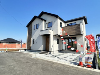 【前面道路含む現地写真】 | 本邸宅は、2台の駐車スペースを確保しております。ワンボックスカーの需要が多くなっている中、これだけの広さがあれば、駐車にも困らずストレスにもならないですね♪清潔感溢れる玄関がお出迎えする本邸宅！！